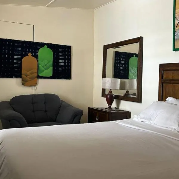 My beautiful small house，位于Point E的酒店