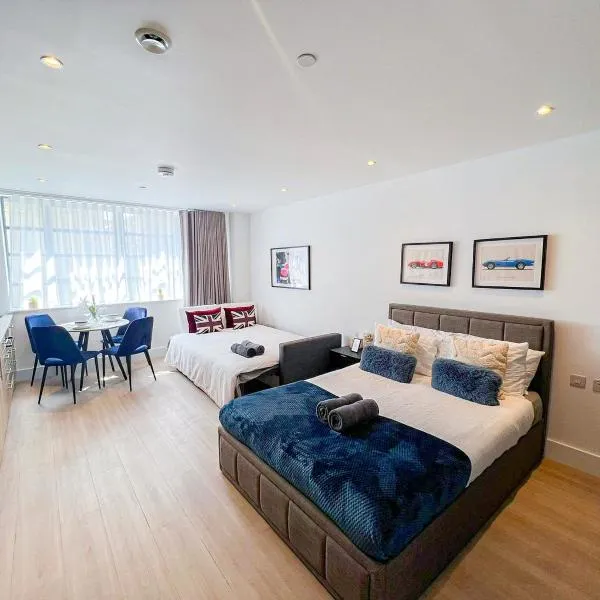 Modern Studio Apartments & 3Bedroom flat with Pvt Balcony steps from Regent's Park, hotel in London