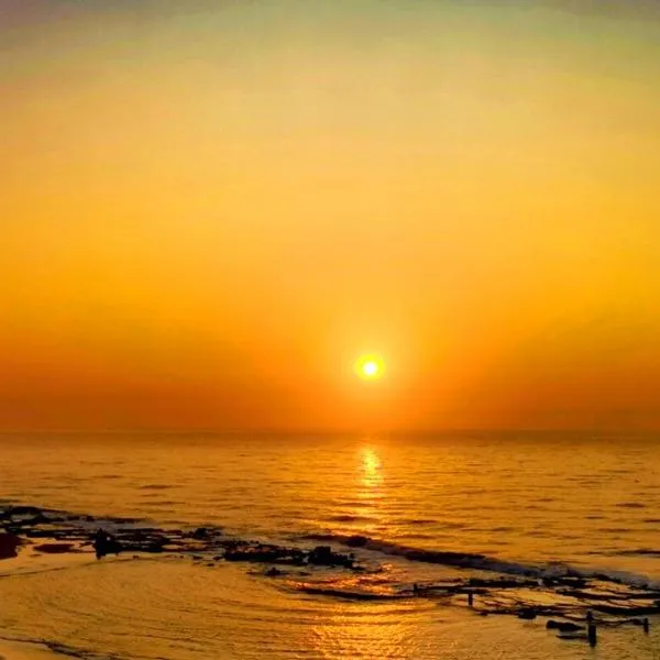 Celestial Shore- On Main Beach- Aircon -Dstv- BBQ, hotel in Umdloti