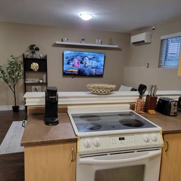Cozy basement in the city, hotel in Moncton