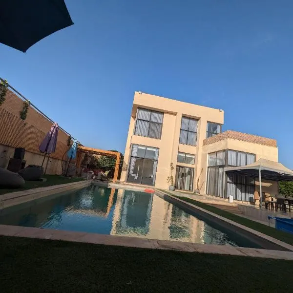 Aeropuerta Mini Villa - Private self check-in Layover near Airport – hotel w mieście Al Qasţal