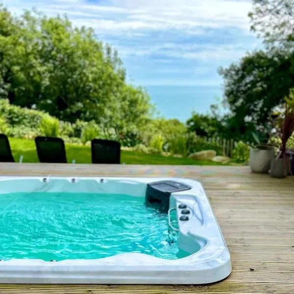 Relaxing private entrance ensuite room with stunning sea view and swimspa, Hotel in Saint Lawrence