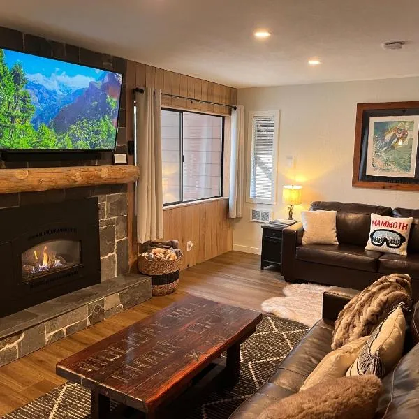 Tastefully Remodeled Condo at Mammoth Ski & Racquet Club, Hot Tub, Garage, 10 Min Walk to Ski Lifts, hotel in Mammoth Lakes