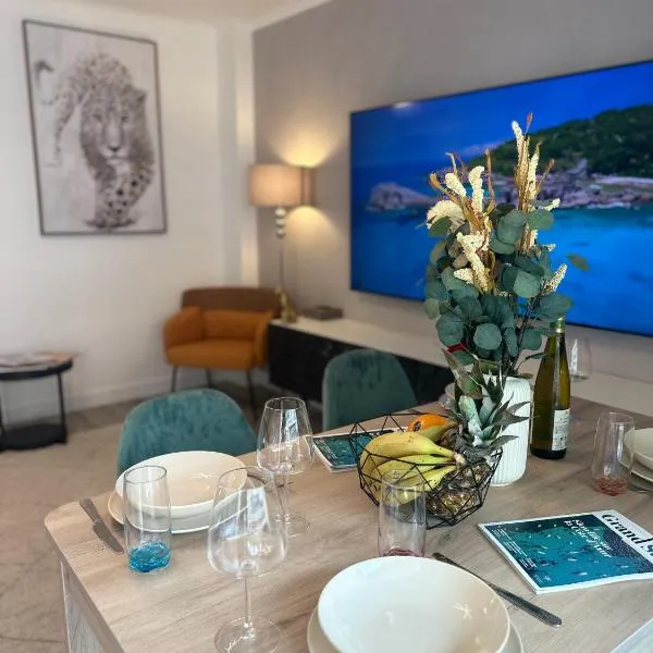 T3Appartement de luxe Croisette en face de la plage Martinez 80m2, hôtel à Cannes