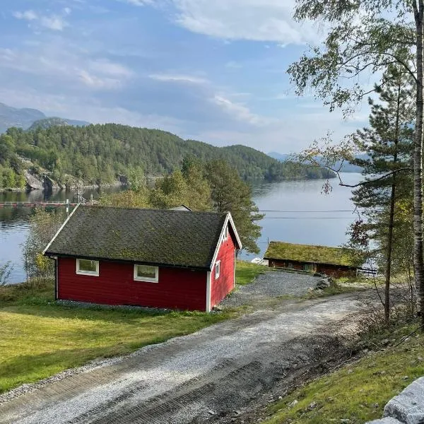 Hytte ved sjøen med båtutleige, khách sạn ở Kvalsvik