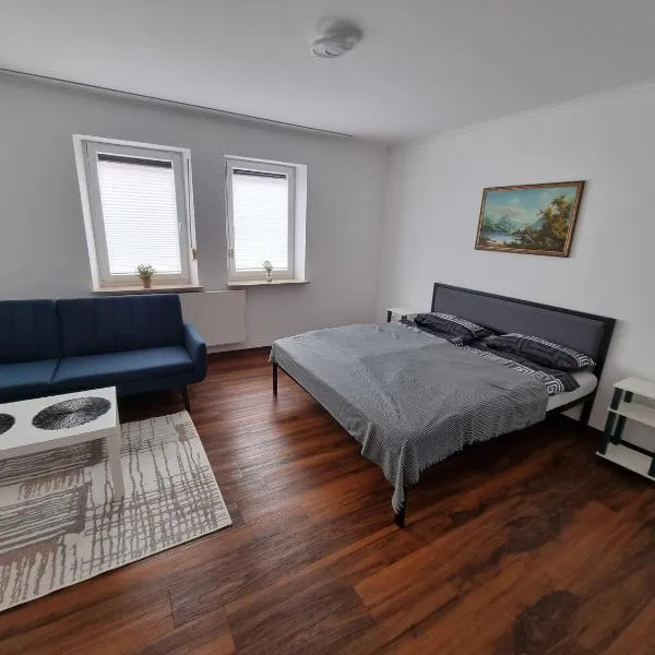 2-3 Personenzimmer - Familienzimmer mit King Size Bett und Gemeinschaftsbad und -Küche, hotel v destinaci Kassel
