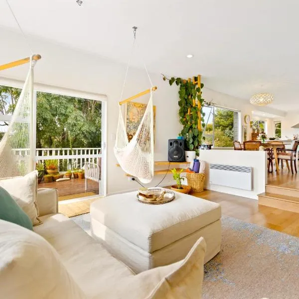 Peaceful Oasis in the heart of Stanmore Bay, hotel in Whangaparaoa