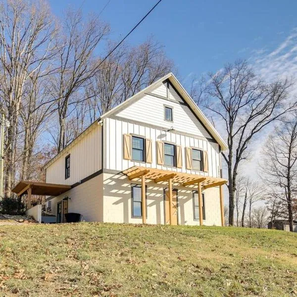 Luxury Barndo 2AS EuropeStyle Farm Stay Fresh Eggs, hotel em Jefferson City