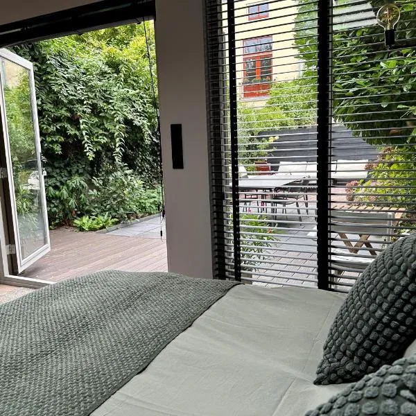 City Oasis with private parking, hotel in The Hague