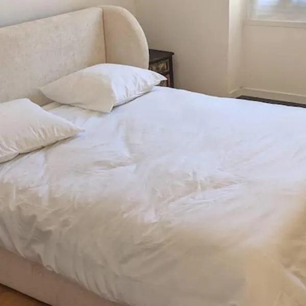 Chambre Voltaire ou Chambre Beckett, terrasse en bord de Sorgue, hôtel au Thor