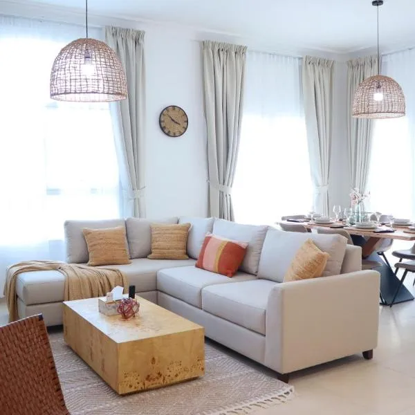 Elegant 2BR Golf View Oasis with Maids Room in Yas Island，位于Yas Island的酒店