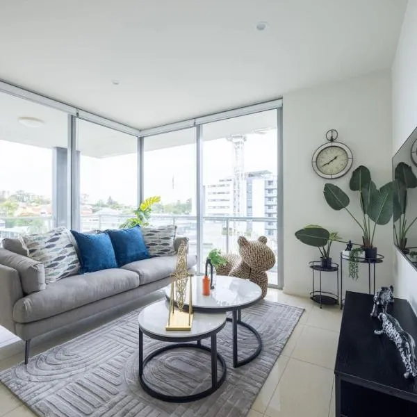 Modern 3BR Riverside APT w Parking near Shops and Park, hotel in Brisbane