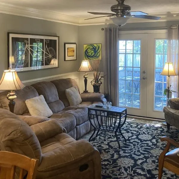 Classic City 3 bedroom 2 bath condo with deck close to UGA, Five Points, and Memorial Park in Athens, hotel in Athens