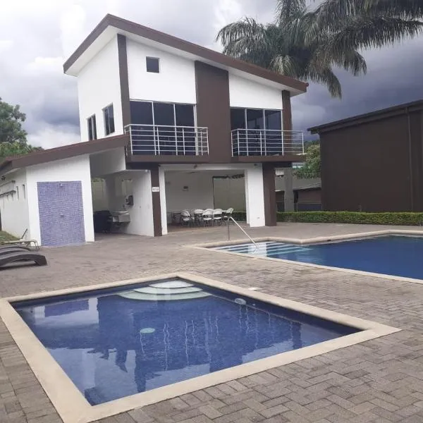 Condo Apt 3BR,2BA, 4mi from SJO Airport, Pool,Gated, Gym, hotel v destinaci Desamparados