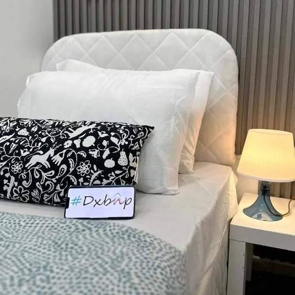 Radiant Parition Room in Barsha Heights Near Metro, hotel v Dubaji