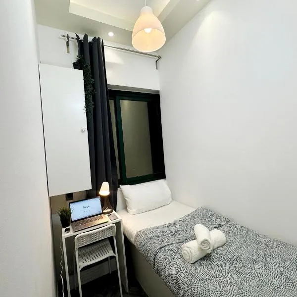 Explorer Partition Room with window Near Internet City, hotel v Dubaji