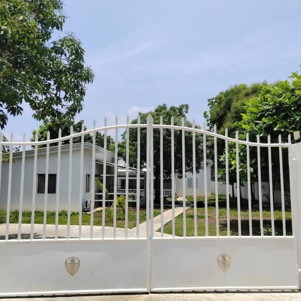 Hideaway dreamisland property rental, Hotel in Pooc