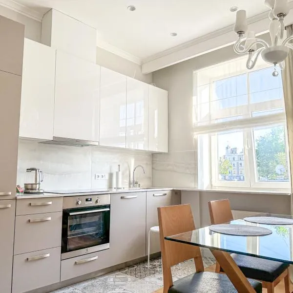 City heart, space, loft view, free parking，位于里加的酒店