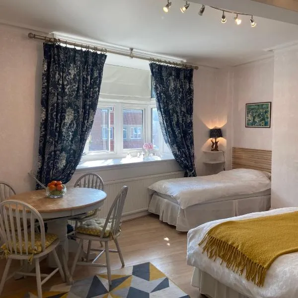 Deluxe Three Bed BnB in Henley-on-Thames near Station River & Town Centre,位于亨利昂泰晤士的酒店