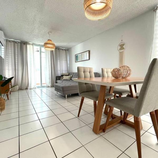 Lovely 2 bedroom condo 2min walking to the beach, Monserrate