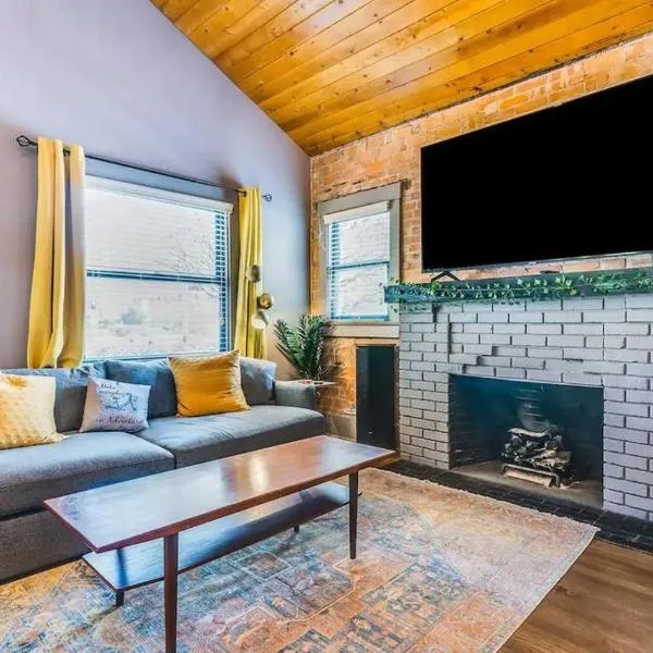 Happy Cactus Walkable 2BR by UofA and Parking, khách sạn ở Tucson