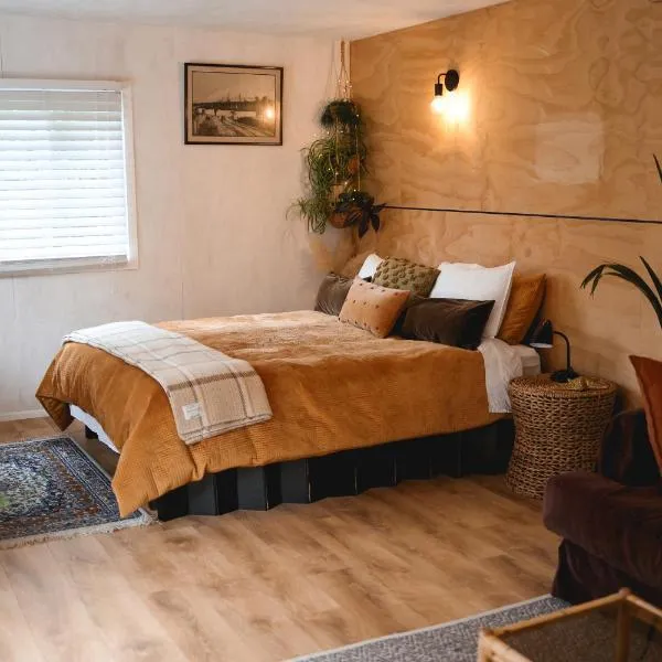 Kaitake Kabana - Unique, off-grid, studio retreat, hôtel à Oakura