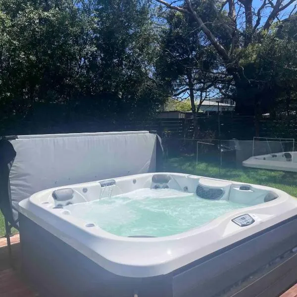 Homey Beach Cottage with Spa, walk to beach,位于卡尔斯的酒店