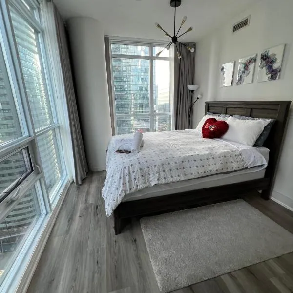 Prestigious 2-Bdrm Condo - across from Scotiabank Arena, hotel in Toronto