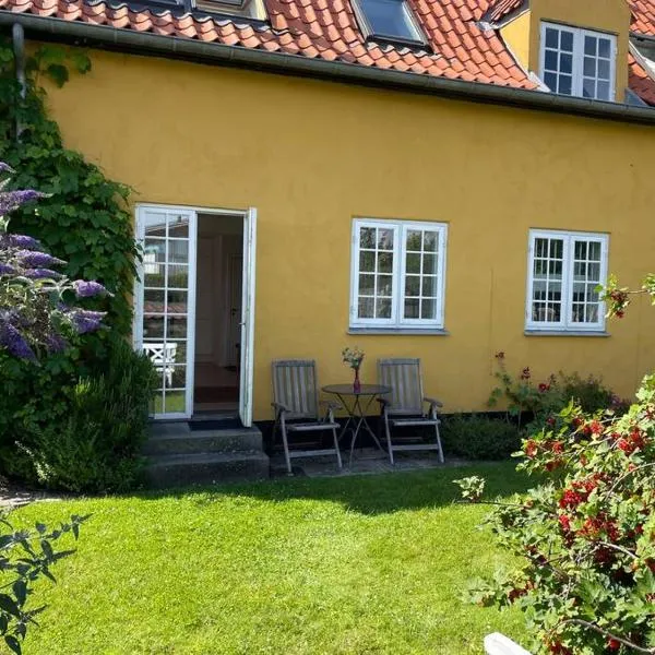 Smuk lejlighed med sundkig lige ved stranden, hotel v destinaci Snekkersten