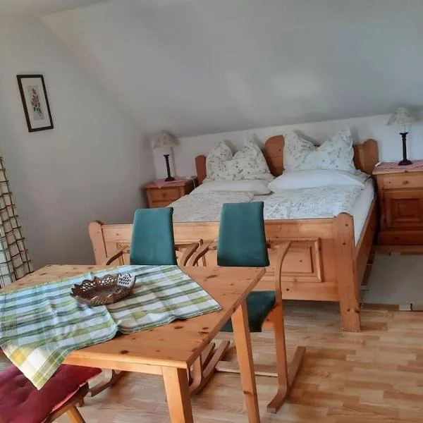 Ferienwohnung direkt am See 4, hotel in Altmünster