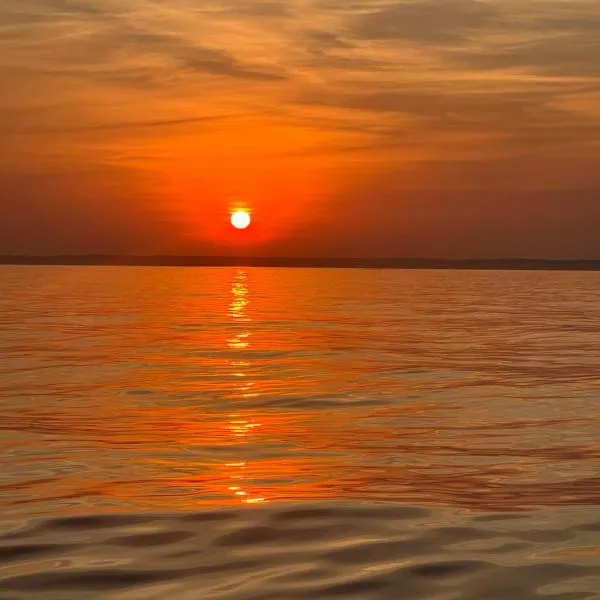 Charmig övernattning i båt Låt vågorna vagga dig till sömns, hotel in Helsingborg
