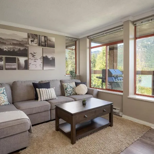 2BR - Located in beautifully acclaimed Nicklaus North Golf Clubhouse, ξενοδοχείο σε Γουίσλερ