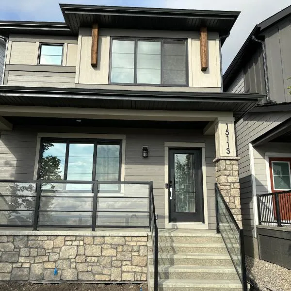 Beautiful New House in Alpine Park, Calgary, hotel i Calgary
