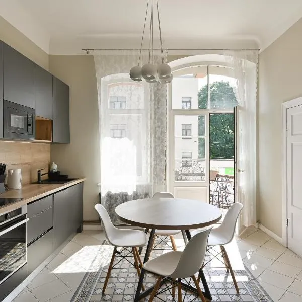 Modern apartment in historical building with car parking!, hotel in Riga