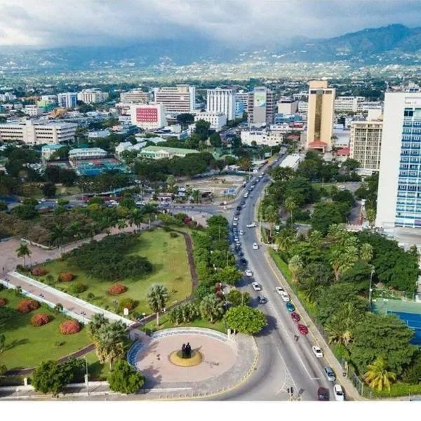 New Kingston central location gated, hotel a Kingston