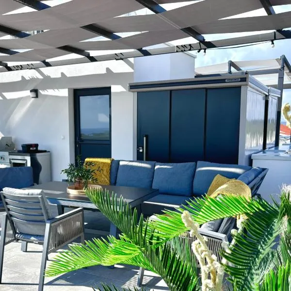 Apartment Agnes with Rooftop Terrace, Grill, Pool and new from 2026 Jucuzzi, hotel v destinaci Okrug Gornji