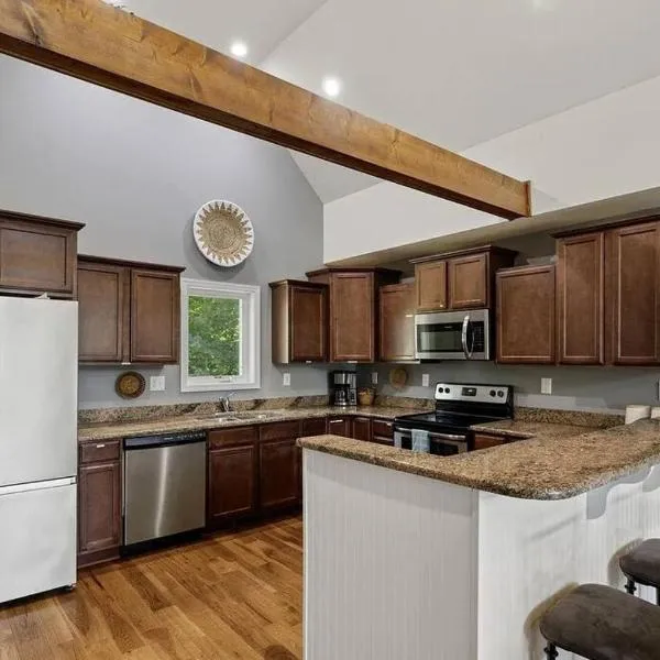 5 bedroom, Lakeside Family Getaway with Playground，Louisa的飯店