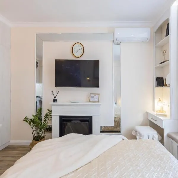 Райский уголок с камином в Соломенском районе Киева, Hotel in Kiew