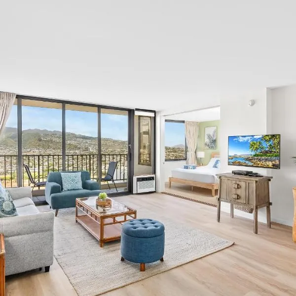 Elevated retreat with pool access, lanai & mountain views, khách sạn ở Honolulu