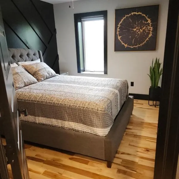 BAYSIDE RESORT, 2 O'CLOCK SUITES，位于Manitowaning的酒店