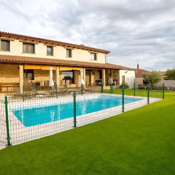 Casa Rural: La Tarara, hotel in Galinduste