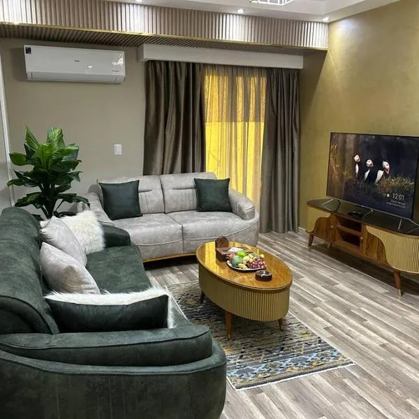 Skyline luxury hotel apartments 5 mins from Cairo Airport, hotel in Cairo