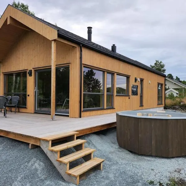 Nyoppført hytte med badestamp, hotel v destinaci Levanger