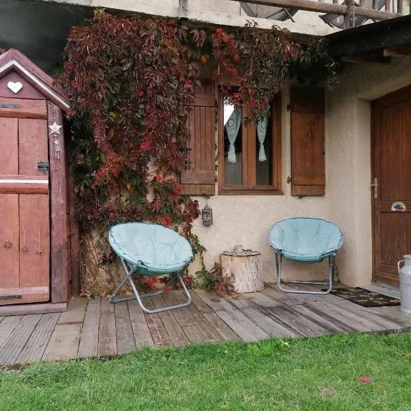 Studio en rez de chaussée, avec jardin partagé., hotel in Vars