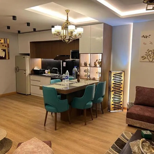 luxury flat near city stars mallشقة غاية الفخامة و الخصوصية جانب سيتي ستارز مول, hotel in Cairo