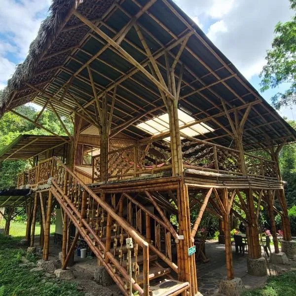 Colibamboo Ecolodge Biocasa artesanal rodeada de naturaleza con jaccuzi y mucho más, hotell sihtkohas Pacho