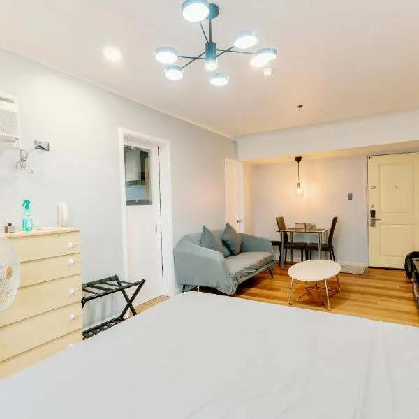 Cozy and Spacious Studio at SOMA BGC Near SM Aura and Bonifacio High Street, hotel in Manila