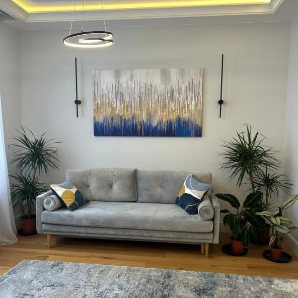 Stylish One Bed Flat in Paddington Pool and gym next door Free secure underground parking nearby, hotel in London