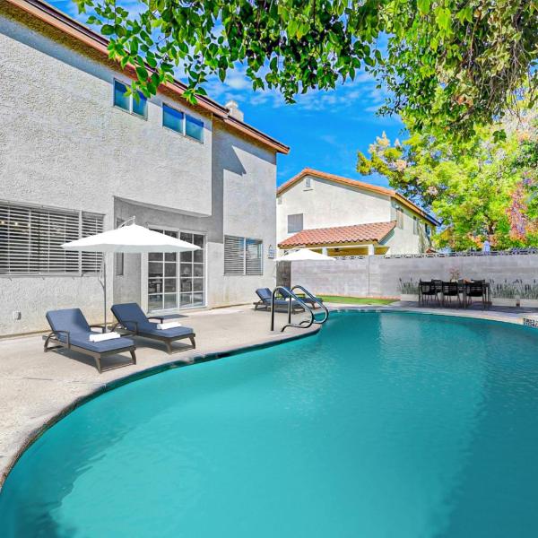 Bright Fun Spacious Home with Pool, Las Vegas