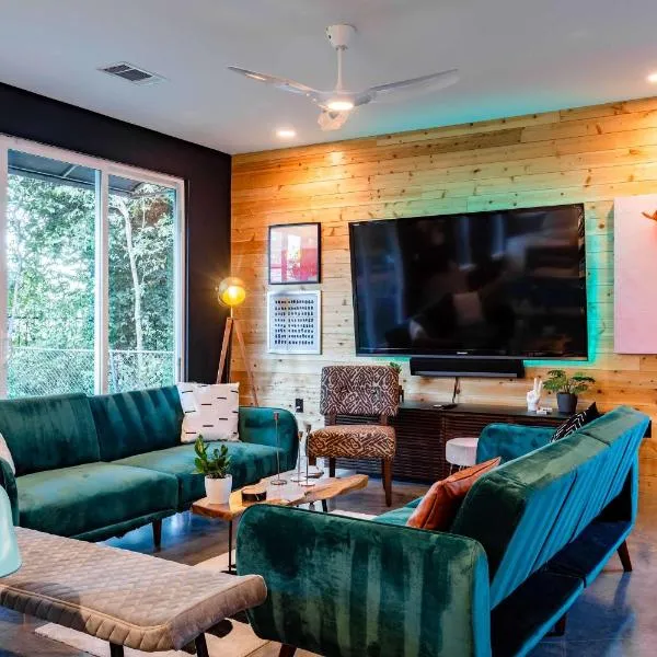 Modern ATX Mansion 6th Street - 3 min scooter, hotel in Austin